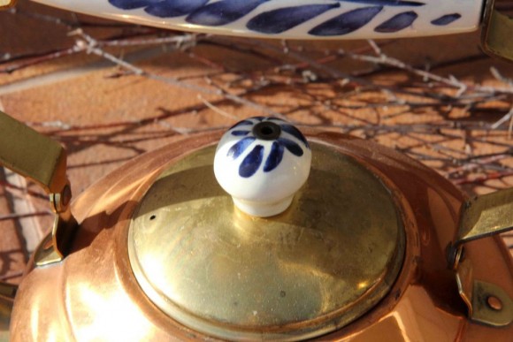 Медный чайник с фарфоровой ручкой, юбочкой и штампом