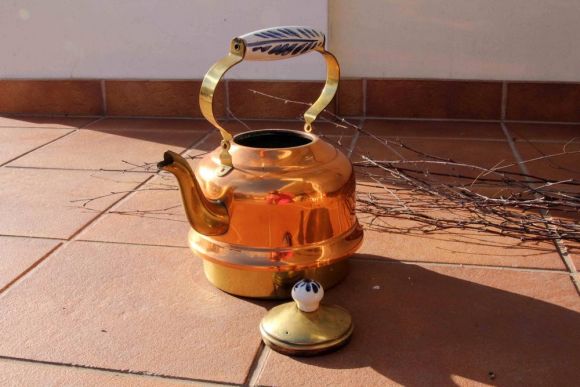 Медный чайник с фарфоровой ручкой, юбочкой и штампом