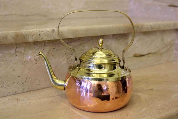 Винтажный комбинированный чайник круглой формы. Европа