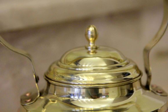 Винтажный комбинированный чайник круглой формы. Европа