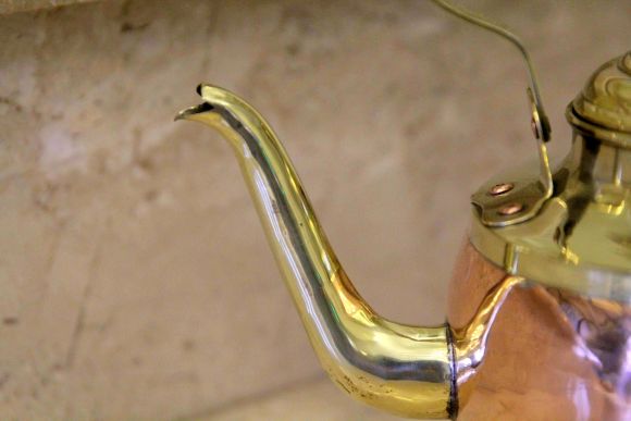 Винтажный комбинированный чайник круглой формы. Европа