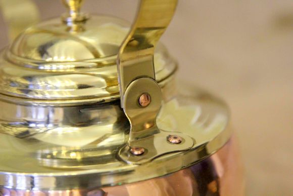 Винтажный комбинированный чайник круглой формы. Европа