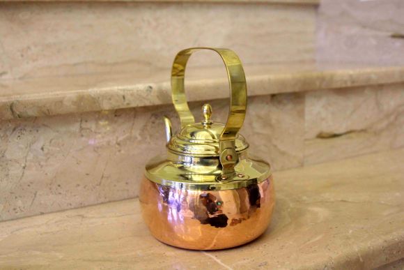 Винтажный комбинированный чайник круглой формы. Европа