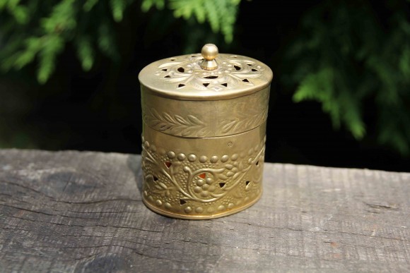 Латунная интересная шкатулочка в патине