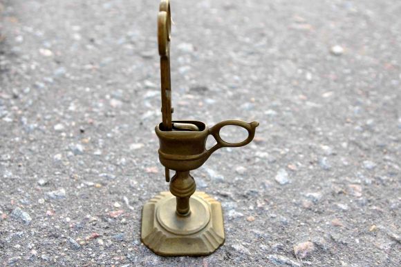 Старинные ножницы - пламегаситель в подставке