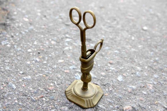 Старинные ножницы - пламегаситель в подставке