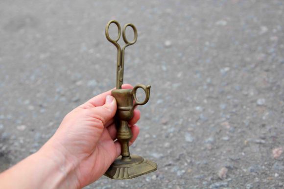 Старинные ножницы - пламегаситель в подставке