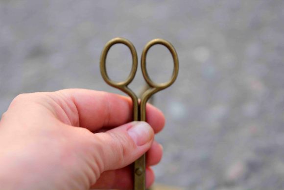 Старинные ножницы - пламегаситель в подставке