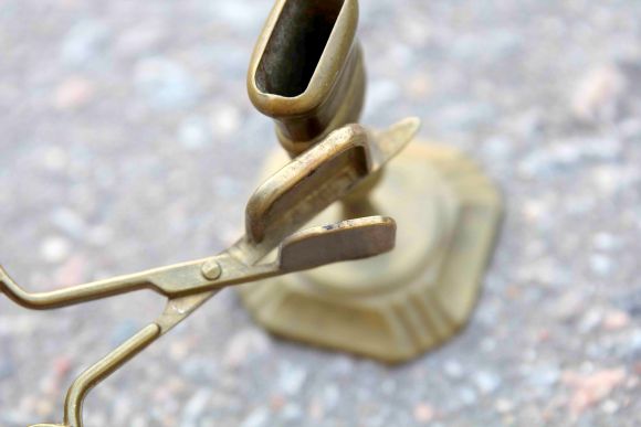 Старинные ножницы - пламегаситель в подставке