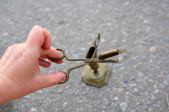 Старинные ножницы - пламегаситель в подставке