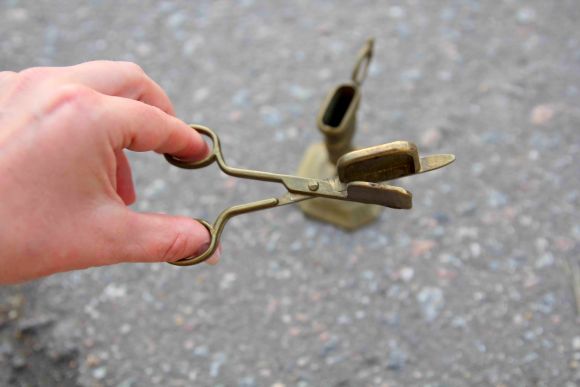 Старинные ножницы - пламегаситель в подставке