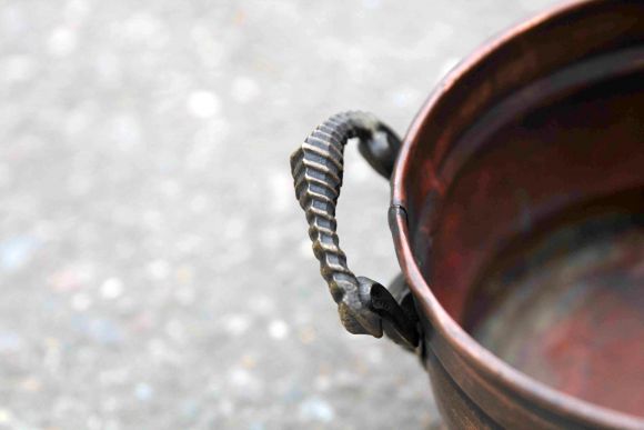 Медное красивое кашпо удлиненной формы 