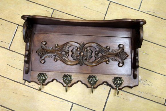 Резная вешалка из дуба с массивными крючками