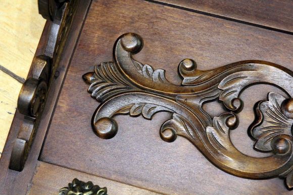 Резная вешалка из дуба с массивными крючками