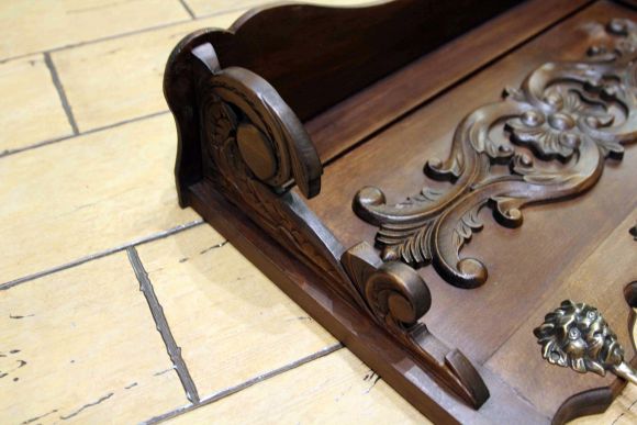 Резная вешалка из дуба с массивными крючками