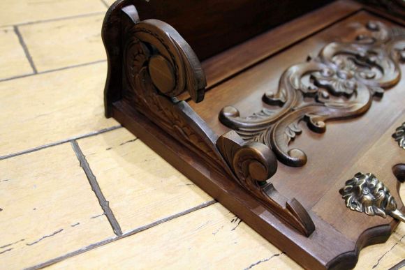 Резная вешалка из дуба с массивными крючками