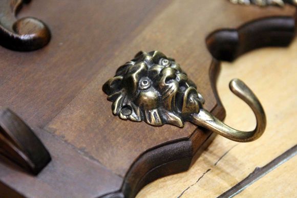 Резная вешалка из дуба с массивными крючками