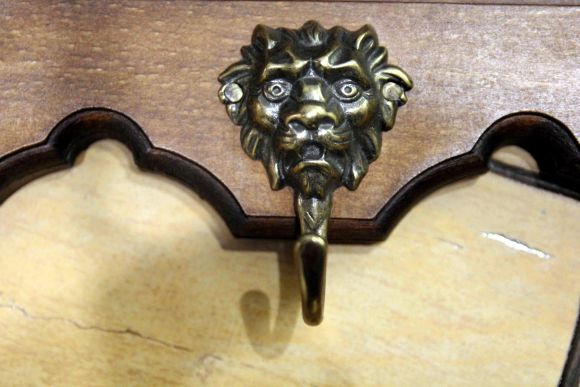 Резная вешалка из дуба с массивными крючками