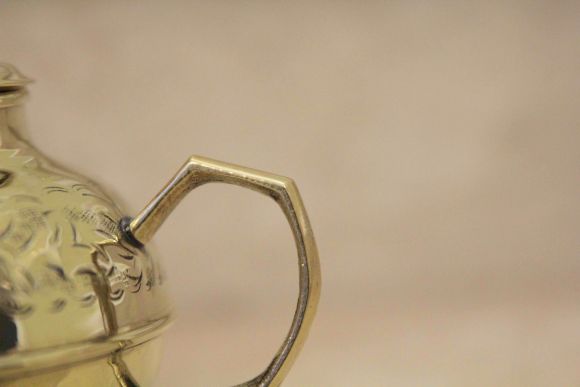 Замечательная винтажная новогодняя тортница с лопаткой.Европа.