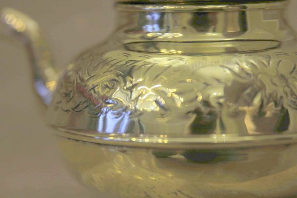 Замечательная винтажная новогодняя тортница с лопаткой.Европа.