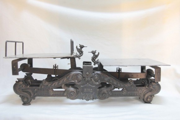 Старинные тяжелые весы на 20 кг. Чугунное литье. Европа