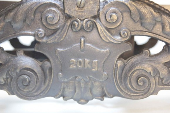 Старинные тяжелые весы на 20 кг. Чугунное литье. Европа