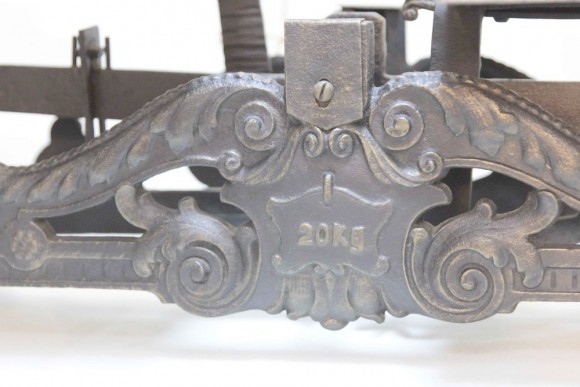 Старинные тяжелые весы на 20 кг. Чугунное литье. Европа