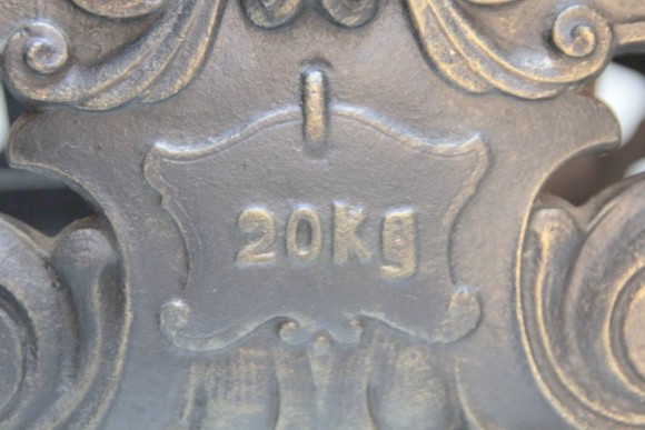 Старинные тяжелые весы на 20 кг. Чугунное литье. Европа