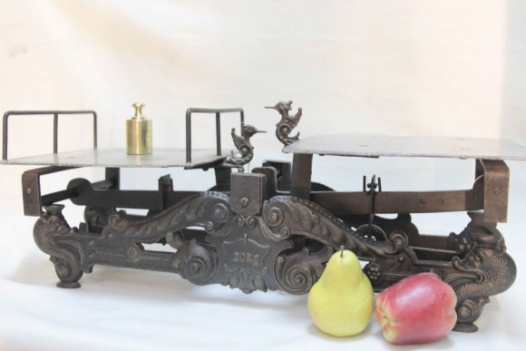 Старинные тяжелые весы на 20 кг. Чугунное литье. Европа