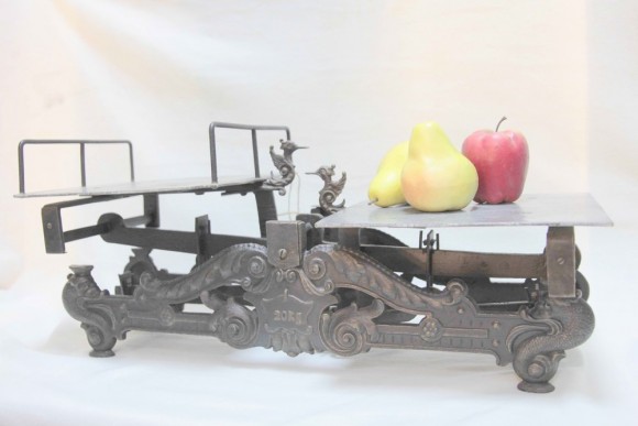 Старинные тяжелые весы на 20 кг. Чугунное литье. Европа