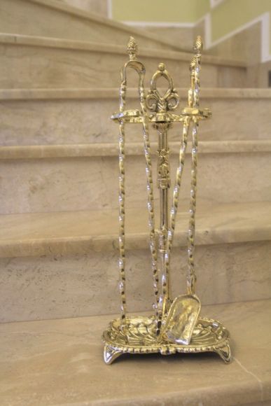 Изящный набор для камина после полной реставрации и полировки.