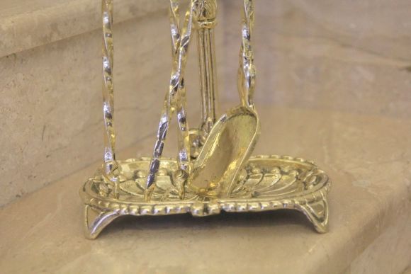 Изящный набор для камина после полной реставрации и полировки.