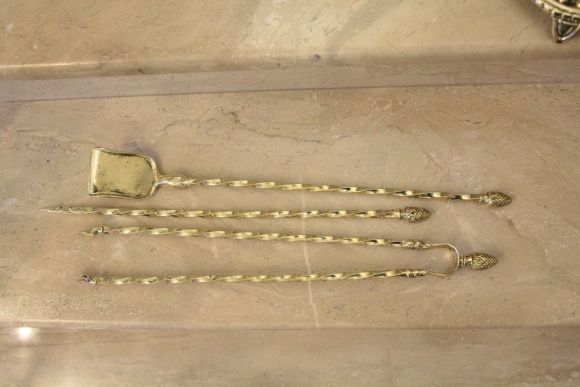 Изящный набор для камина после полной реставрации и полировки.