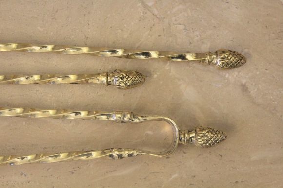 Изящный набор для камина после полной реставрации и полировки.