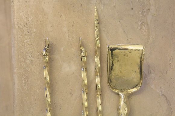 Изящный набор для камина после полной реставрации и полировки.