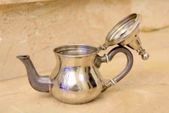 Маленький восточный чайничек с деревянной ручкой. Европа