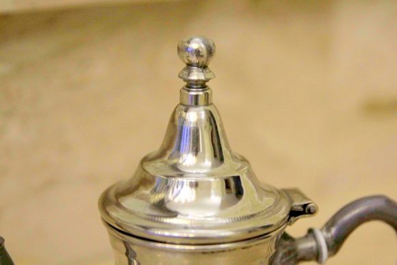 Маленький восточный чайничек с деревянной ручкой. Европа