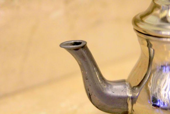 Маленький восточный чайничек с деревянной ручкой. Европа