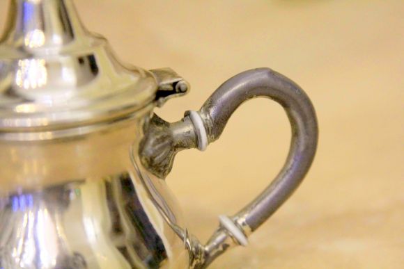 Маленький восточный чайничек с деревянной ручкой. Европа