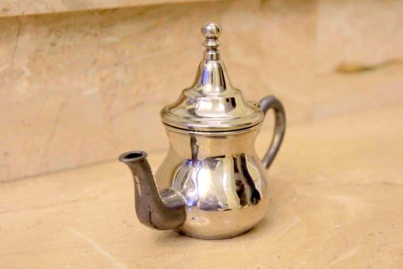 Маленький восточный чайничек с деревянной ручкой. Европа