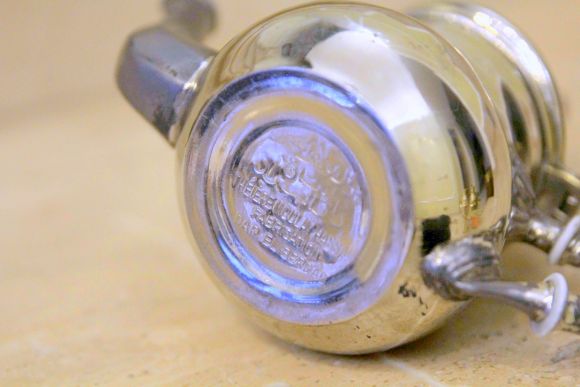 Маленький восточный чайничек с деревянной ручкой. Европа