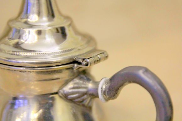 Маленький восточный чайничек с деревянной ручкой. Европа