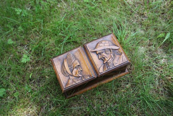 Замечательная резная шкатулочка - для мелочей или рукоделия