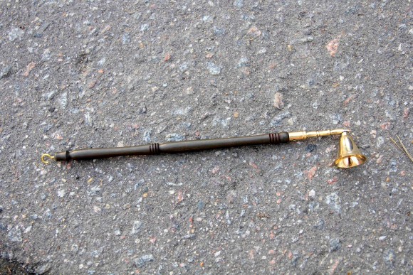 Старинный пламегаситель - тюльпанчик с деревянной ручкой