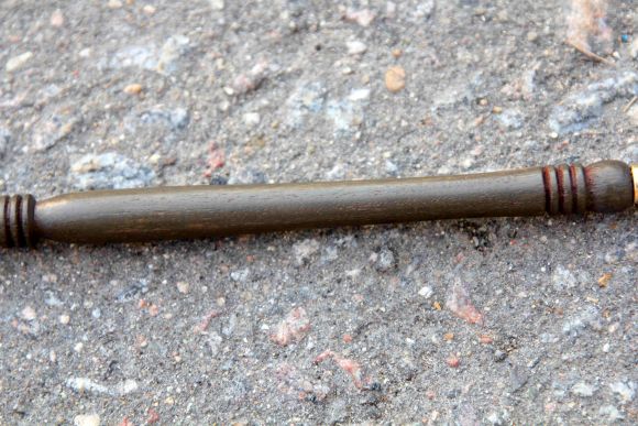 Старинный пламегаситель - тюльпанчик с деревянной ручкой