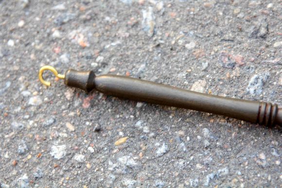 Старинный пламегаситель - тюльпанчик с деревянной ручкой