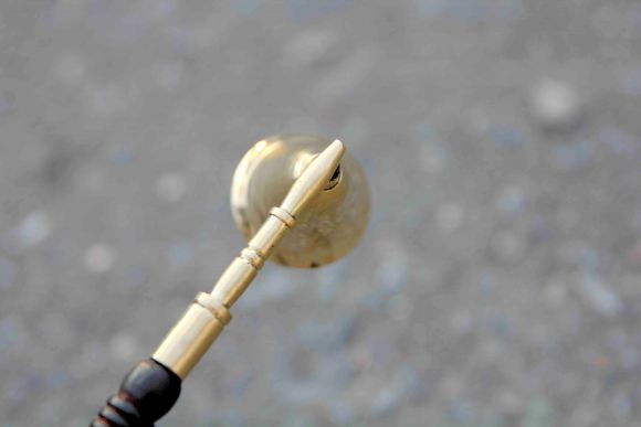 Старинный пламегаситель - тюльпанчик с деревянной ручкой