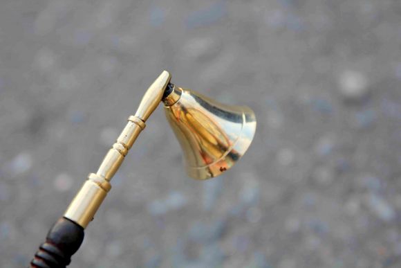 Старинный пламегаситель - тюльпанчик с деревянной ручкой