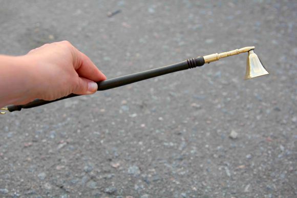 Старинный пламегаситель - тюльпанчик с деревянной ручкой