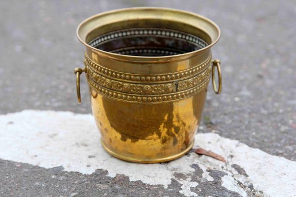 Удивительной красоты латунное кашпо с двумя кольцами для подвешивания! 